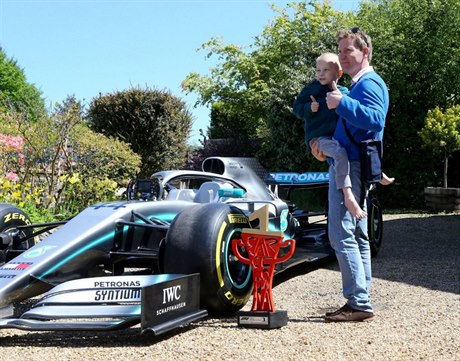 Harry Shaw v náruči svého otce před domem u vítězné formule Lewise Hamiltona