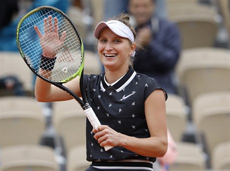 Markéta Vondrouová dkuje divákm po postupu do finále French Open.