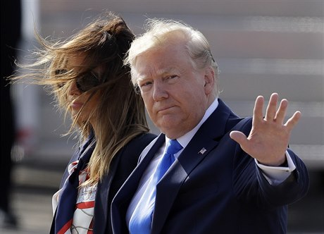 Donald Trump s manelkou Melanií na letiti ve Velké Británii.