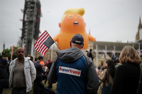 Nikdy Trump, stojí na zádech jednoho z demonstrant.
