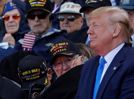 Americký prezident Trump bhem oslav v Normandii.