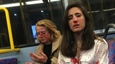 Lesbický pár zmlátili neznámí úto�níci v londýnském autobuse. Omítly se políbit
