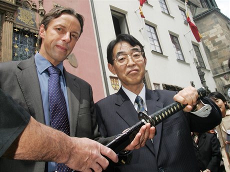 Bývalý japonský velvyslanec v esku Hideaki Kumazawa s tehdejím praským...