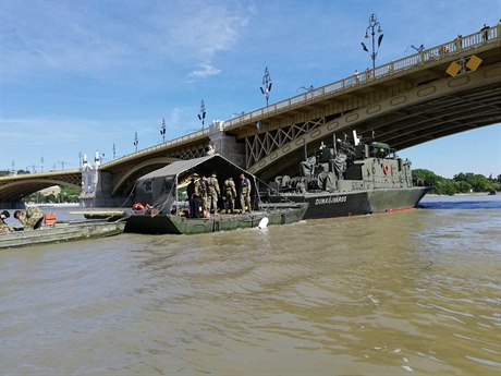 Záchranná operace na Dunaji po potopení lodi v Budapeti. Maarským policistm...