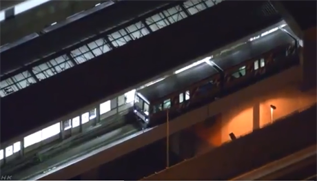 Vlak v japonské Jokoham, který se rozjel na patnou stranu.