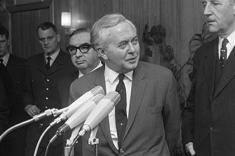 Britský premiér Harold Wilson na snímku z února 1967. V té dob jeho poradce...