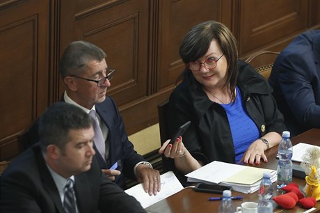 Premiér Andrej Babi, ministryn financí Alena Schillerová a v popedí vpravo...