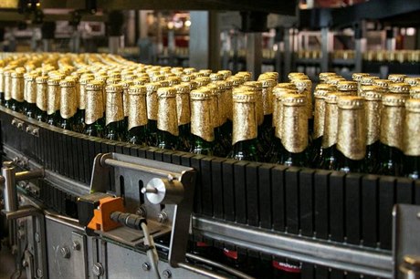 Výrobní linka na lahvové pivo.