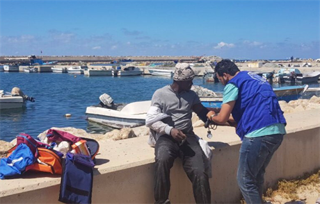 U Libye se potopila loď s migranty, přežilo 38 lidí.
