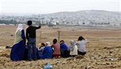 Ture�tí Kurdové pozorují m�sto Kobani, které ovládal Islámský stát. | na serveru Lidovky.cz | aktu�ln� zpr�vy