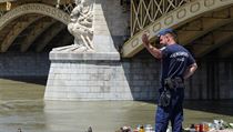 Pslunk policie stoj na behu Dunaje u Margaretina mostu, kde probhaj...