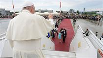 Pape Frantiek se lou s prezidentem Klausem Iohannisem na konci sv nvtvy...