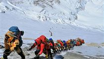 Snímek zachycuje frontu horolezců, kteří se snaží zdolat nejvyšší horu světa....