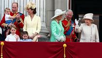 Britsk krlovna Albta II., jej syn princ Charles, princ William a jeho...