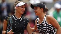 Markéta Vondroušová a Ashleigh Bartyová před finálovým zápasem French Open