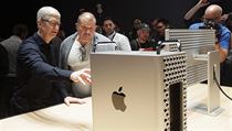 f Applu Tim Cook (vlevo) a hlavn designr Applu Jonathan Ive u novho...