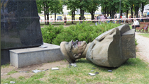 Ukrajint nacionalist strhli pomnk marla ukova.