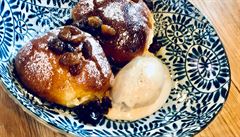 Tvarohové buchty s vanilkovou zmrzlinou a rumem