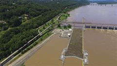 Rozlévající se eka Arkansas. Záplavy v amerických státech Arkansas a Missouri...