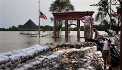 Ničivé záplavy v USA. Řeky v Arkansasu a Missouri protrhly protipovodňové hráze