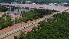 Vnitrostátní dálnice 540 je zcela obklopena vodou. Záplavy v amerických státech...