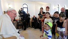 Pape Frantiek se setkal s leny romské komunity ve mst Blaj v Rumunsku....