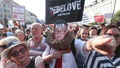 Tisíce lidí v úterý veer opt plní Václavské námstí v Praze.