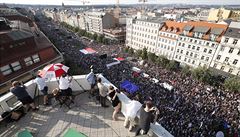 V Praze proti Babišovi demonstrovalo na 120 tisíc lidí. Premiér se omluvil za slova o hezkém počasí a koncertech