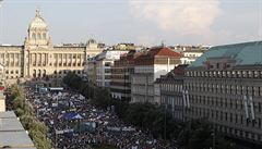 Pohled na zaplnné Václavské námstí smrem k Národnímu muzeu.
