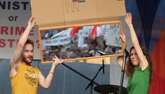 Organizátoi protestu demonstrantm na pódiu nastavili zrcadlo, aby si...