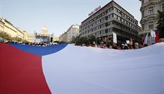 Úastníci protestu rozvinuli na námstí velkou vlajku eské republiky.