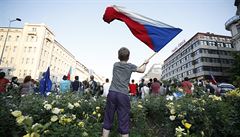 Protestující vlají českými vlajkami. | na serveru Lidovky.cz | aktuální zprávy