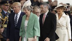 Americký prezident Donald Trump se svou manelkou Melanií a britská premiérka...