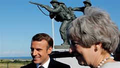 Emanuel Macron a Theresa May na probíhajích oslavách 75. výroí vylodní...