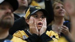 Fanoušci týmu Boston Bruins sledují s napětím poslední minuty páté hry finále...