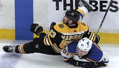 Hrá Brad Marchand z týmu Boston Bruins (vlevo) forekuje ruského hráe...