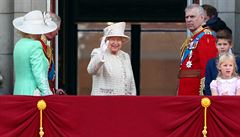 Britská královna Albta II mává spolen s dalími leny královské rodiny z...