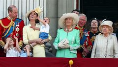 Britská královna Albta II., její syn princ Charles, princ William a jeho...
