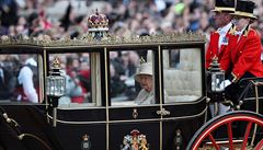 Královna Albta II. pijídí do Buckinghamského paláce v den svých narozenin.