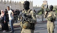 Izraelští policisté patrolují u Damašské brány, která tvoří jeden ze vstupů do... | na serveru Lidovky.cz | aktuální zprávy