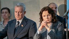 Boris erbina (Stellan Skarsgard) a Uljana Chomjuková (Emily Watsonová)....