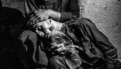 Autor: Enayat Asadi. Vyerpaní afghántí uprchlíci, kteí chtjí pekroit...