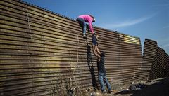Autor: Pedro Pardo. Uprchlíci přelézají mexicko-americké hranice nedaleko města... | na serveru Lidovky.cz | aktuální zprávy