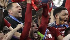 Fotbalisté Liverpoolu se radují s pohárem pro vítze Ligy mistr.