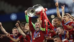 Fotbalisté Liverpoolu se radují z trofeje pro vítze