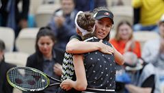 Johanna Kontaová gratuluje Markét Vondrouové k postupu do finále French Open.