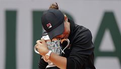 Ashleigh Bartyová s trofejí pro vítze French Open