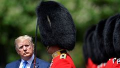 Donald Trump na p�ehlídce palácové strá�e