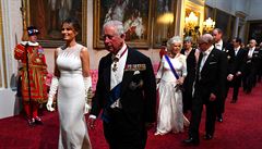 Za královnou a prezidentem do sálu následovala první dáma Melania Trumpová...