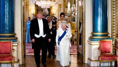 Královnu s prezidentem následovaly na fototermín první dáma, princ Charles a...